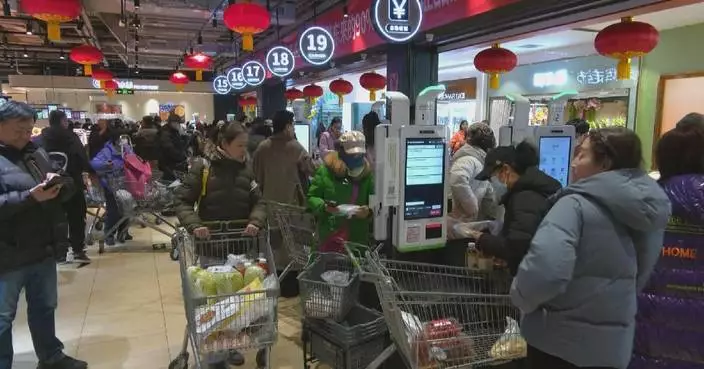 China sees bustling consumption as New Year approaches