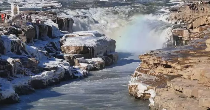 Visitors amaze at majestic icy spectacle at Hukou Waterfall in north China