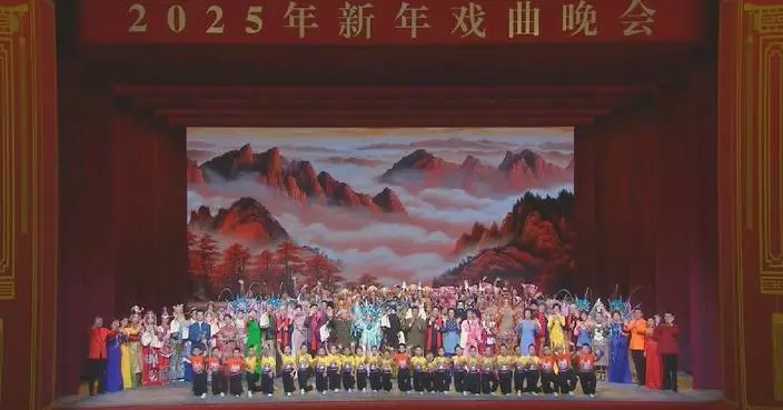 Chinese leaders attend New Year gala featuring traditional operas