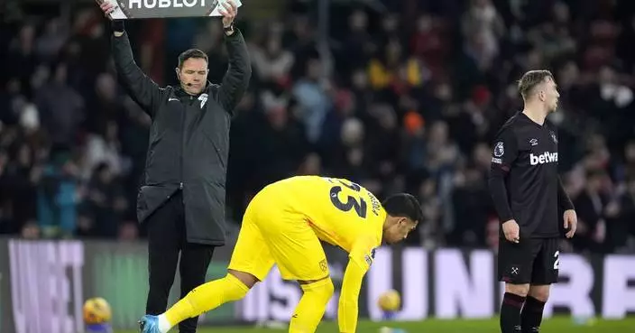 West Ham goalkeeper Lukasz Fabianski taken off on a stretcher after injury against Southampton