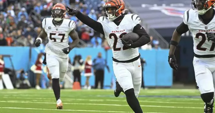 Burrow keeps Bengals offense going in sloppy win over Titans