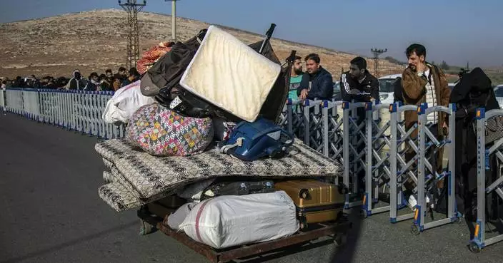 Hundreds of Syrians line up at Turkish border crossing, awaiting return home