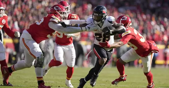 Mahomes throws for TD and runs for score as Chiefs beat Texans