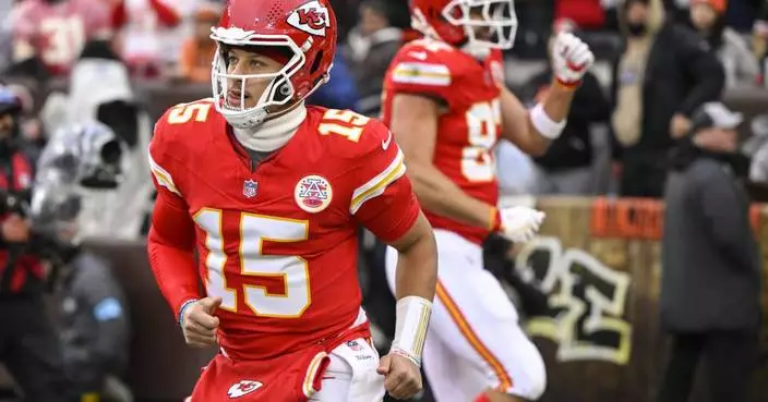 Mahomes throws 2 TD passes, leaves with ankle injury in Chiefs' 21-7 win. X-rays negative on star QB