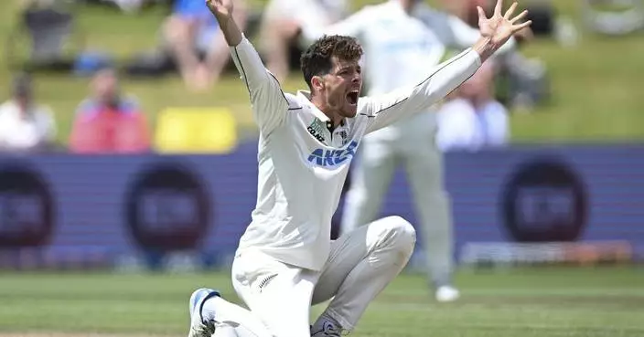 England loses 3 wickets before lunch and at risk of losing 3rd test against New Zealand