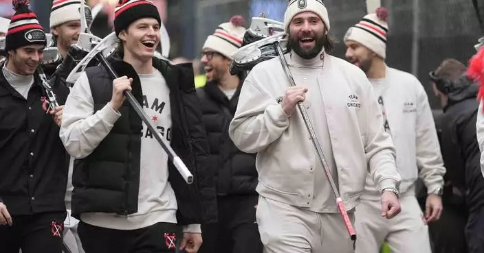 Bedard and the Blackhawks ride the L to Wrigley Field for Winter Classic