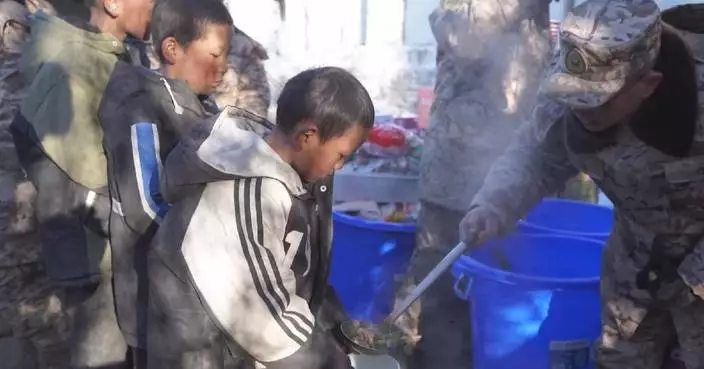 PLA, armed police strive to provide hot food, warm materials for quake-affected residents