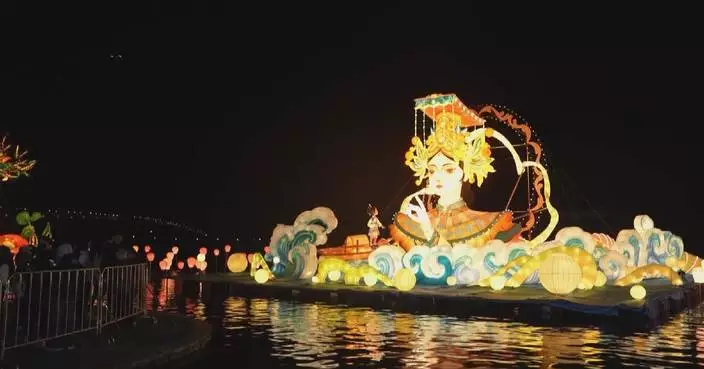 Cross-strait lantern show celebrates Spring Festival with stunning lake displays