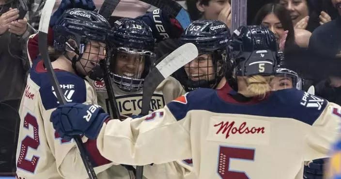 Poulin scores `Superwoman&#8217; goal, Victoire beat Sceptres 4-2 in front of 19,038 fans in Vancouver