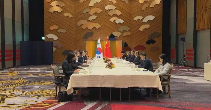 Wang Yi meets ROK foreign minister ahead of trilateral talks