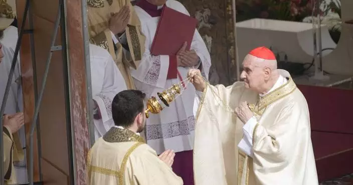 Pope Francis emerges from convalescence on Easter, delights crowd with popemobile tour