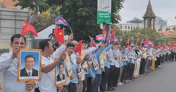 Crowds of well-wishers gather to greet Xi in Phnom Penh