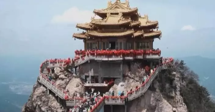 China&#8217;s scenic spots buzz with activity during Labor Day holiday