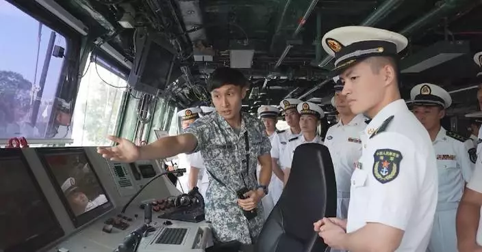 Chinese Navy joins at-harbor exchange activities in Singapore