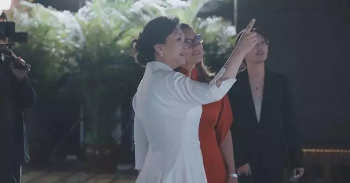 Peng Liyuan visits National Center for the Performing Arts with Brazilian First Lady
