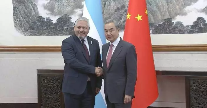 Chinese FM meets Honduran counterpart