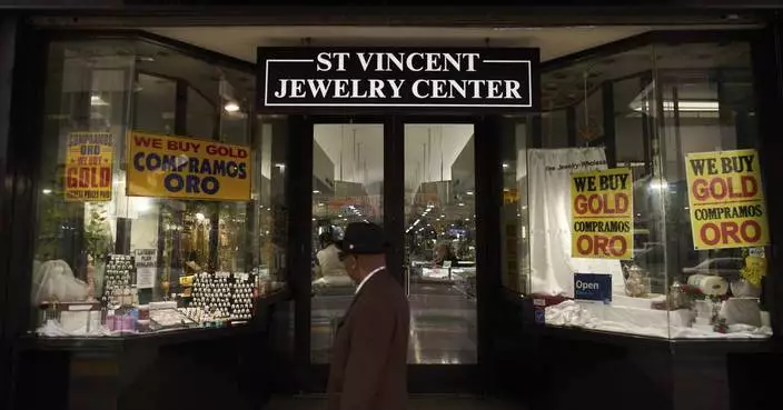 AP PHOTOS: Economic jitters and soaring gold prices create a frenzy for US jewelry merchants