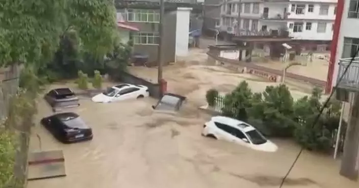 Heavy rain triggers floods, disrupts traffic in Chongqing