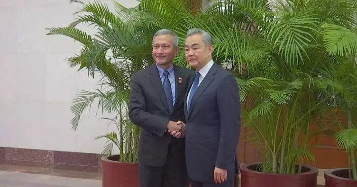 Chinese FM meets Singaporean counterpart on bilateral ties, cooperation