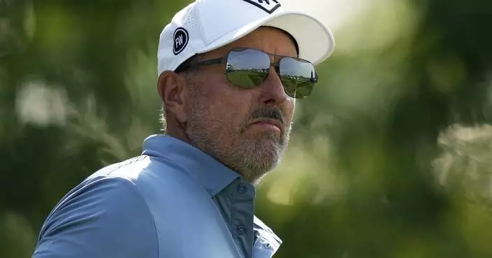 Late miscues cost Phil Mickelson a shot at the weekend in his 34th &#8212; and maybe last &#8212; US Open