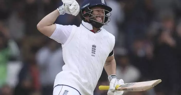 England 102 runs from victory against India after Duckett century