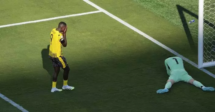 Thibaut Courtois ends Real Madrid&#8217;s 3-2 victory over Borussia Dortmund  with a leaping save