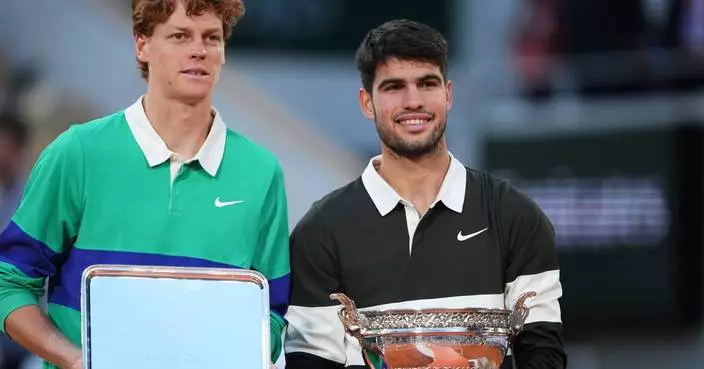 Alcaraz takes the first set of the Wimbledon men&#8217;s final against Sinner, 6-4