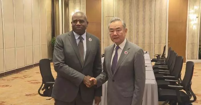 Chinese FM meets British counterpart on ties