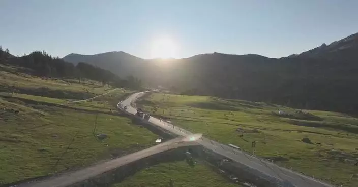 Scenic highway in Xinjiang receives over 400,000 self-driving tourists