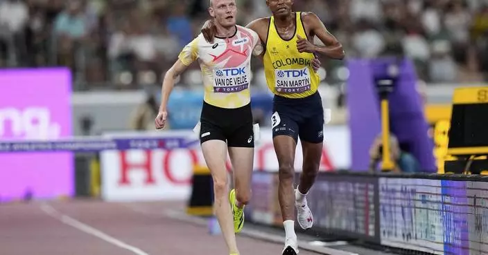 A shoulder to lean on: Steeplechaser stops, lends a helping hand to a struggling competitor