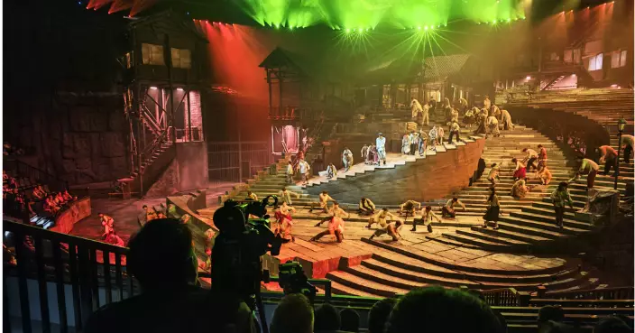 HK Media’s Sichuan-Chongqing Tour : “Chongqing 1949”  Stage Play Revives Red Rock Spirit, Becomes Tourism Hotspot, Drawing Over 5,000 Hong Kong Visitors