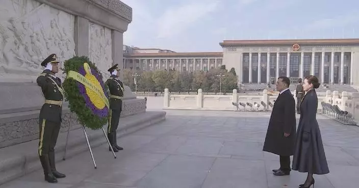 Thailand&#8217;s king lays wreath at Monument to People&#8217;s Heroes in Beijing