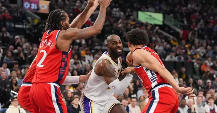 Kawhi Leonard has season-high 32 points as Clippers beat Lakers 103-88 to snap 5-game skid
