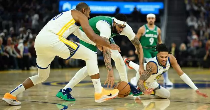 Dallas center Anthony Davis leaves with groin injury