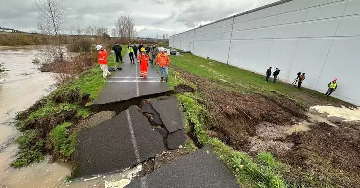 Crews use sandbags to shore up levee breach near Seattle after failure prompts flood warning