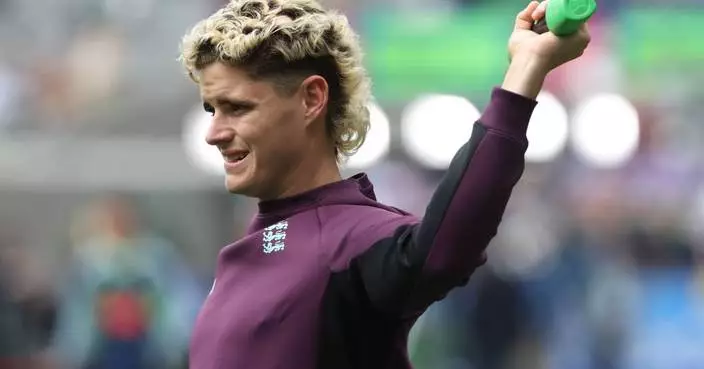 England wins the toss and sends Australia in to bat in the 4th Ashes test