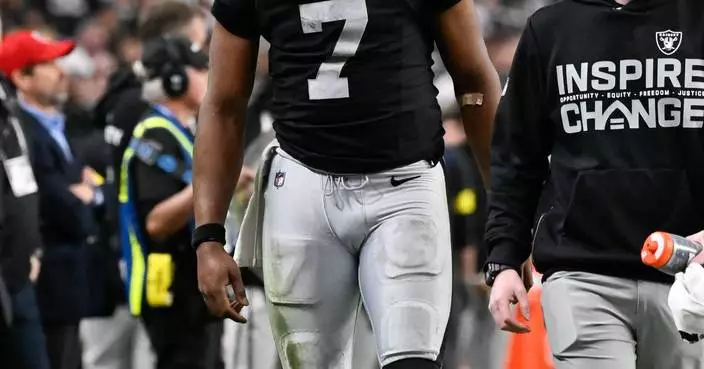 Raiders QB Geno Smith leaves game in fourth quarter with an ankle injury