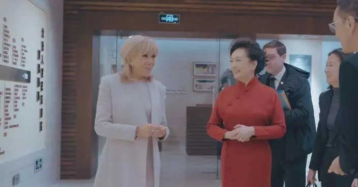 Peng Liyuan, Brigitte Macron visit Beijing People&#8217;s Art Theater