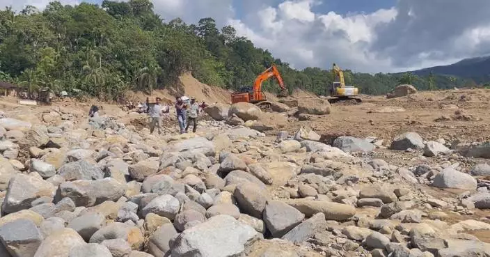 Death toll nears 900 in Indonesia while aid flows to stranded survivors