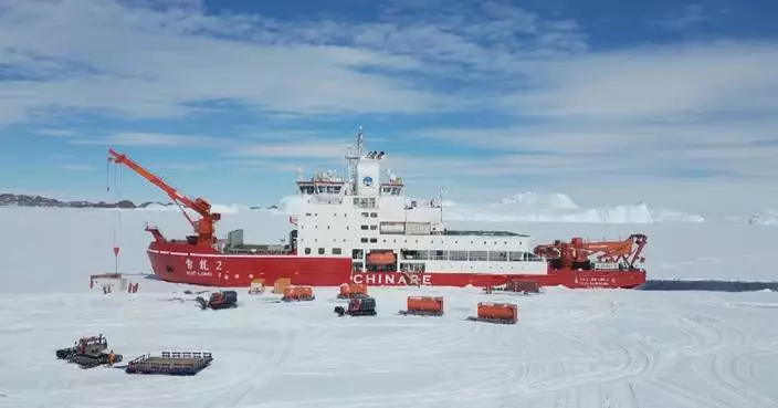 China's 42nd Antarctic Expedition team unloads supplies at Zhongshan Station