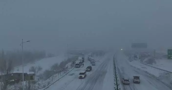 Heavy snow sweeps northwest China's Xinjiang, affecting transport
