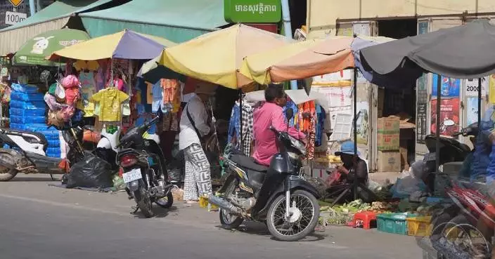 More Cambodians flee from refugee shelters amid escalating border tensions with Thailand