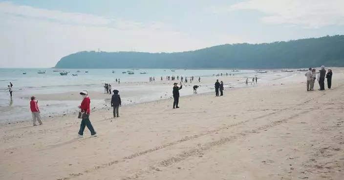 Resort island in south China's Guangxi draws more tourists with diverse recreational activities