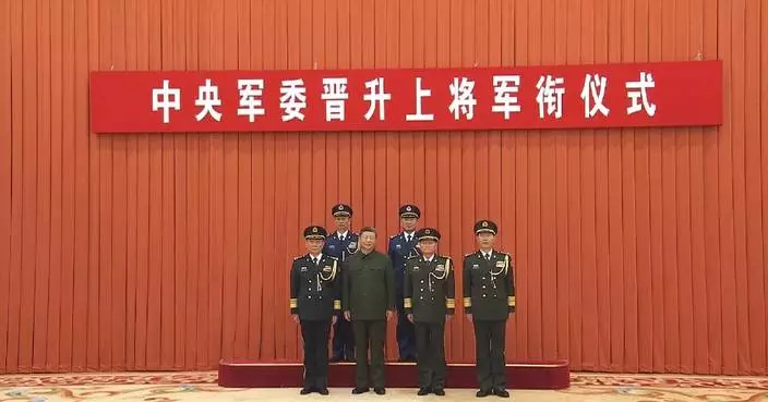 Xi presents orders to promote two military officers to rank of general
