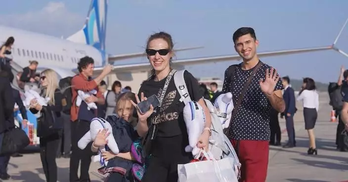 First flight of international tourists arrive in Hainan under seventh-freedom traffic right