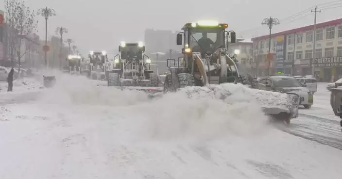 Northern China battles heavy snow as authorities ensure transportation safety