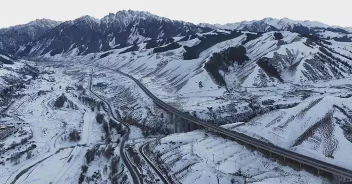Expressway traversing north, south Xinjiang opens to traffic