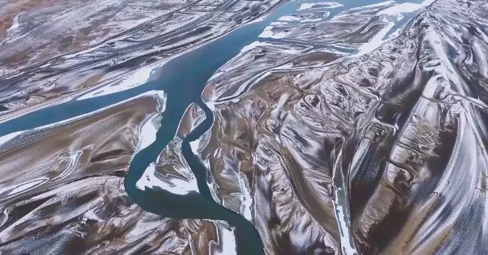 Snowfall brings mesmerizing patterns to banks of Tarim River in Xinjiang