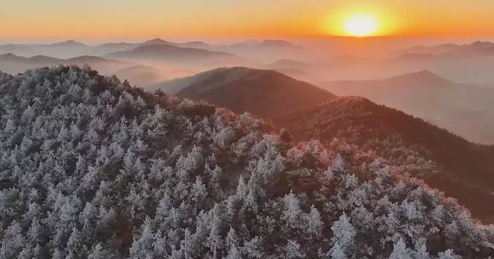 Mountains shine in breathtaking rime ice in Fujian