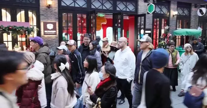 Festive buzz in Shanghai attracts foreign tourists ahead of New Year